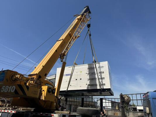 İyi bir fiyat. Endüstriyel 1000kW sessiz jeneratör seti güvenilir yedek güç için Yuchai motoru ile çevrimiçi